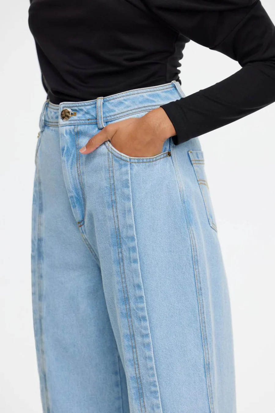 Amesbury Jean Mid Wash - Image 3