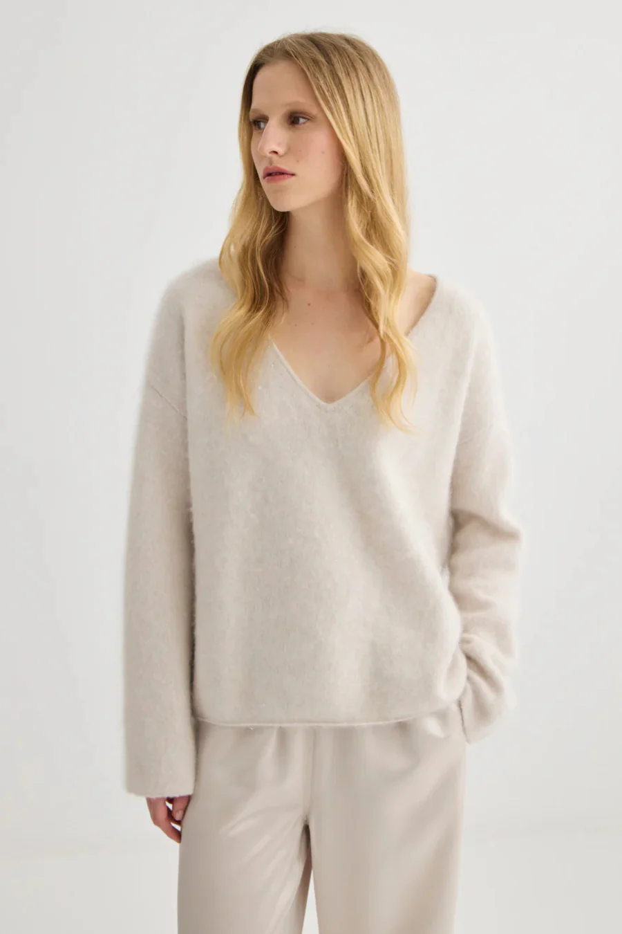 Brushed Cashmere V-Neck Oyster