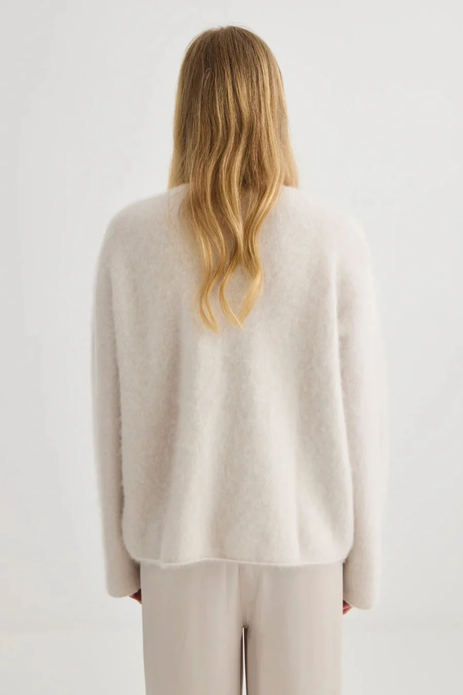 Brushed Cashmere V-Neck Oyster - Image 2