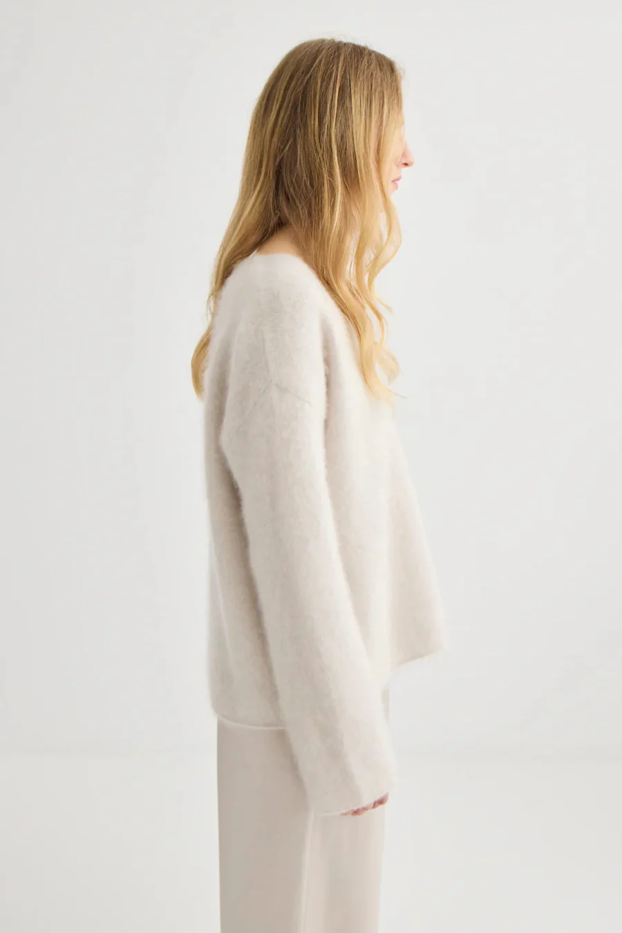 Brushed Cashmere V-Neck Oyster - Image 3