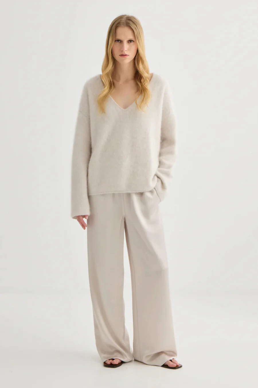 Brushed Cashmere V-Neck Oyster - Image 4