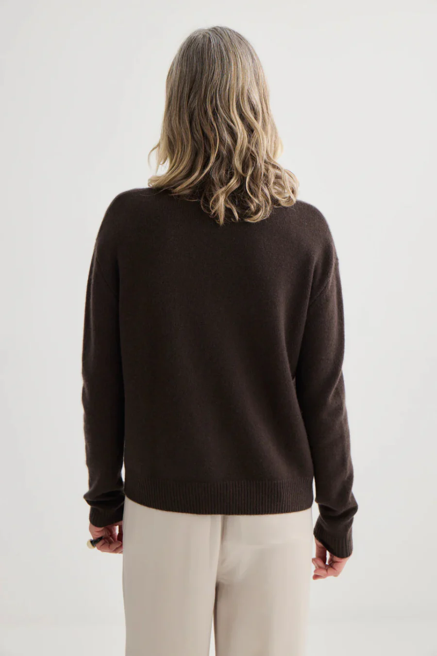 Cashmere V-Neck Cardigan Bitter Chocolate - Image 2